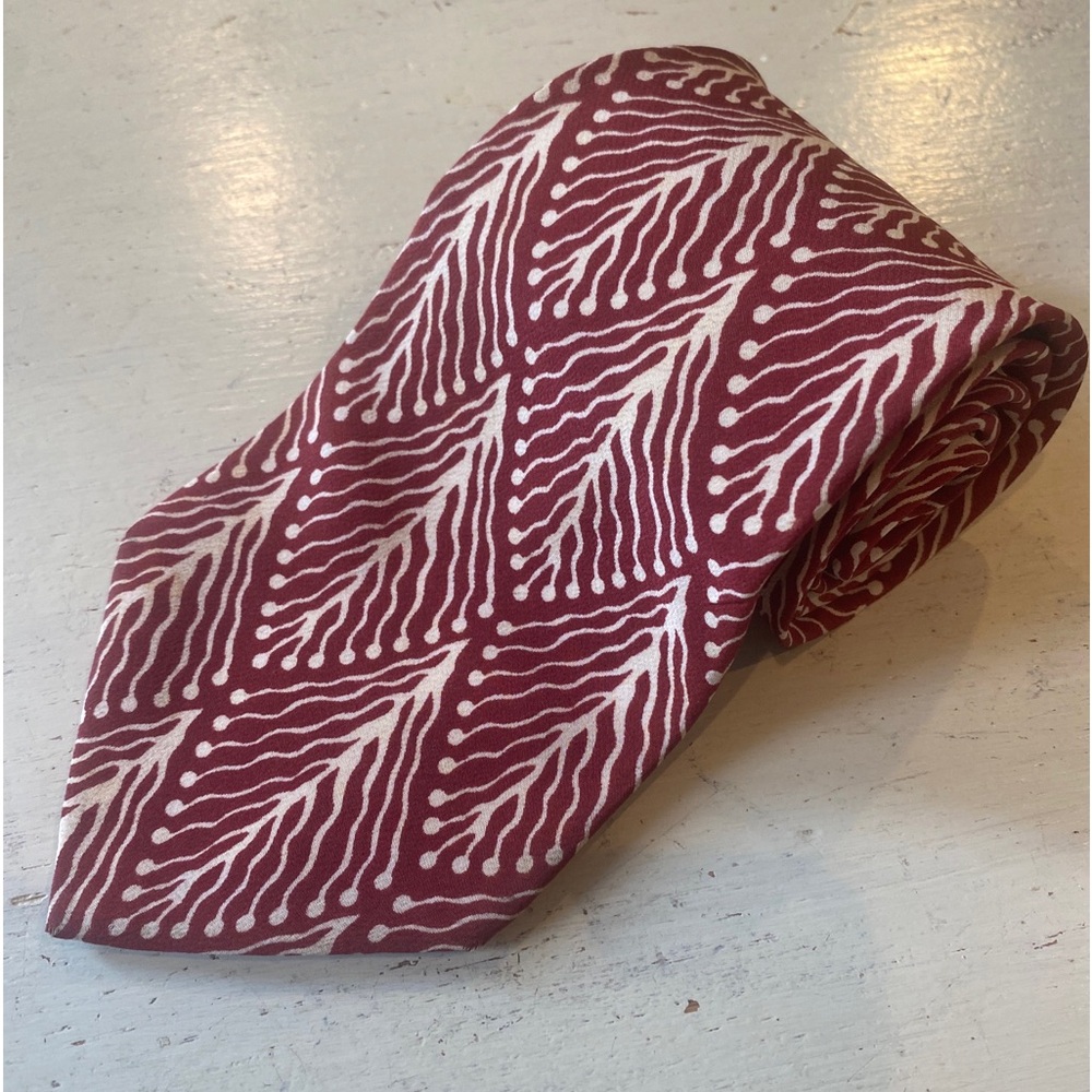 Aquascutum of London 100% silk hand finished tie - unique leaf pattern 3.75”x56”